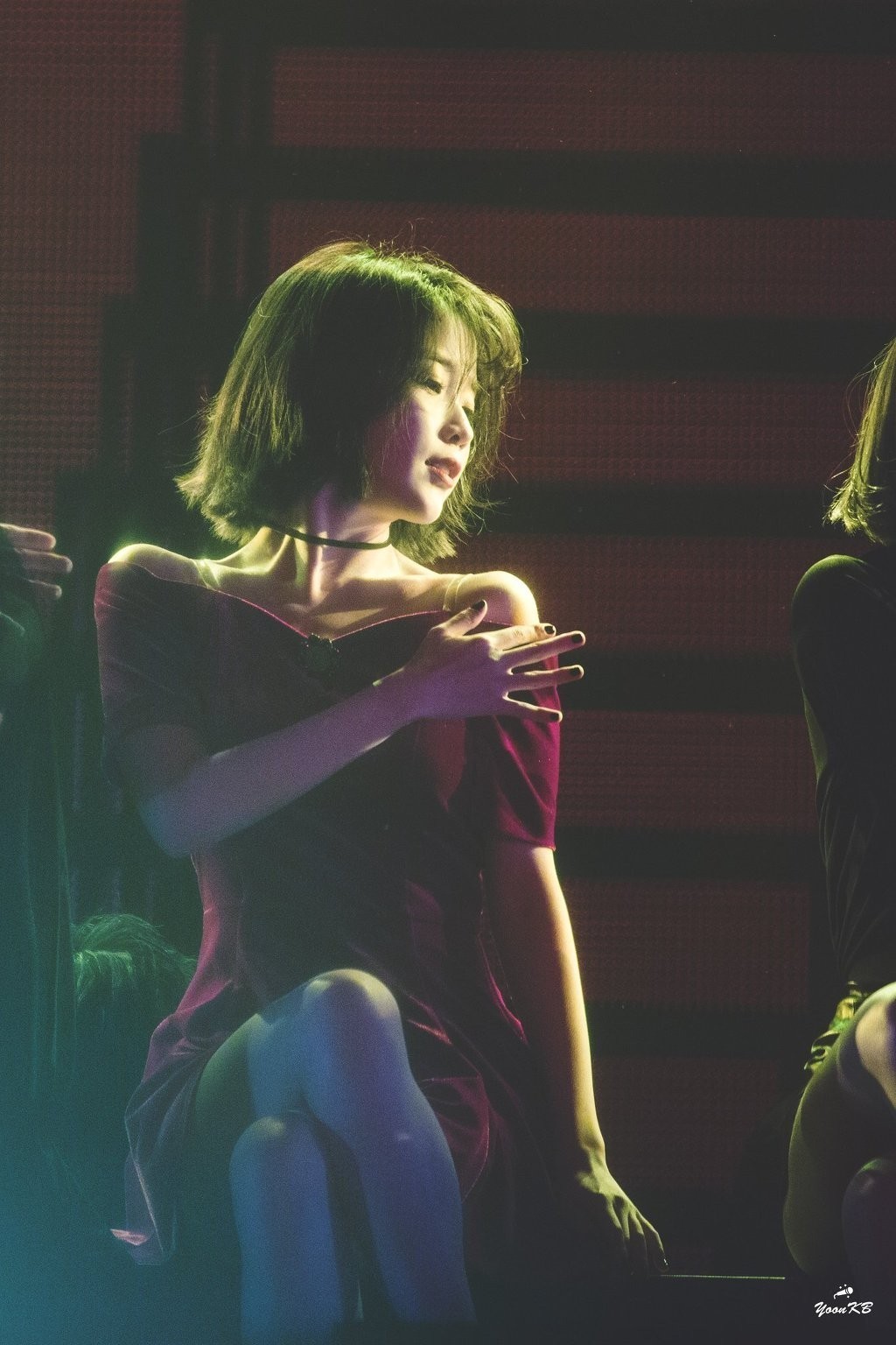레드가 잘어울리는 아이유.jpgif | 인스티즈