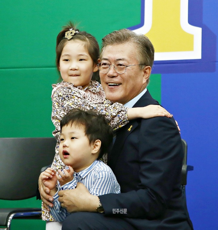 문대통령 국정운영 잘하고있다 vs 그닥 모르겠다 | 인스티즈