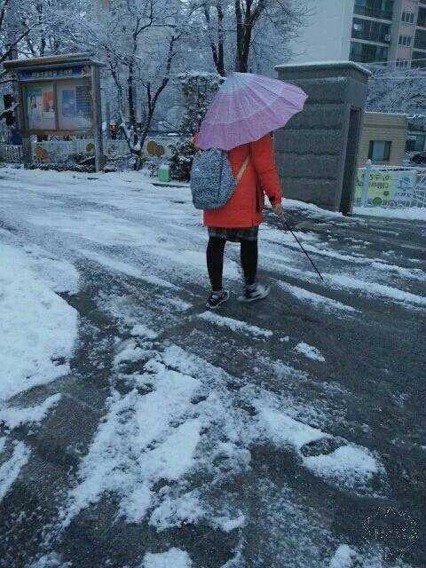 우산이 고장난 여고생 | 인스티즈