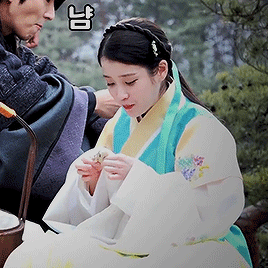 닭고기 뜯는 아이유.gif | 인스티즈
