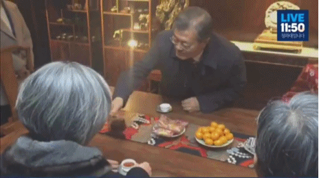 중국 유리창 티타임 때 참모진한테 직접 차 따라주시는 문재인 대통령 | 인스티즈