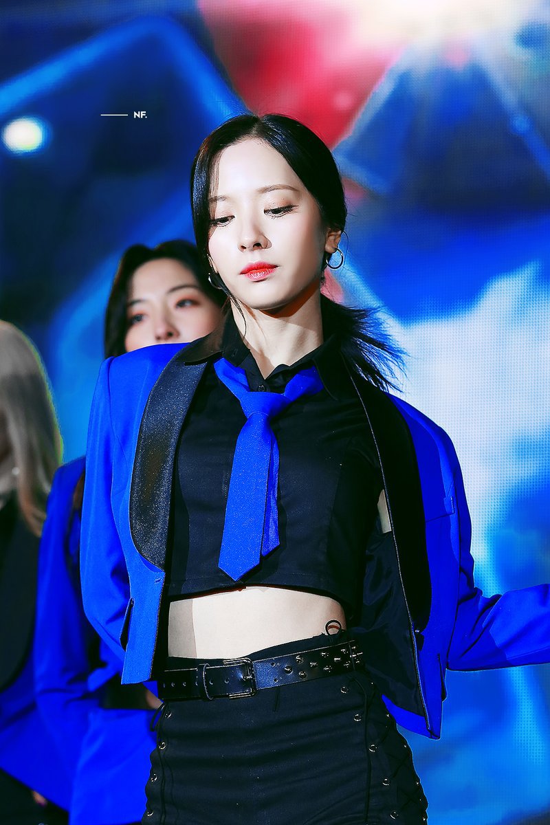 어깨노출하는 우주소녀 보나 ㄷㄷㄷ.gif | 인스티즈