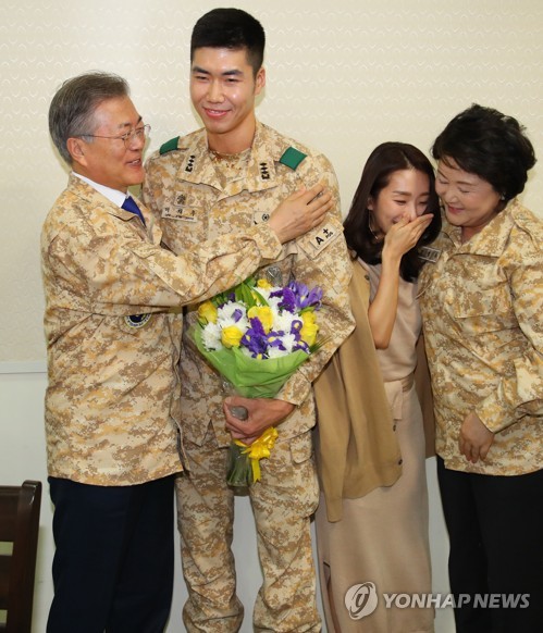 아랍에미리트 아크부대로 파병간 예비신랑에게 깜짝 선물 준비한 청와대즈 (데이터주의) | 인스티즈