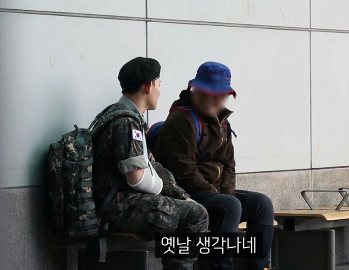 팔을 다친 군인이 전투화 끈을 묶어달라고 한다면? | 인스티즈