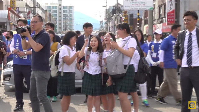 경남에서 아이돌급 인기를 자랑하는 김경수ㅋㅋㅋㅋㅋ.jpgif | 인스티즈