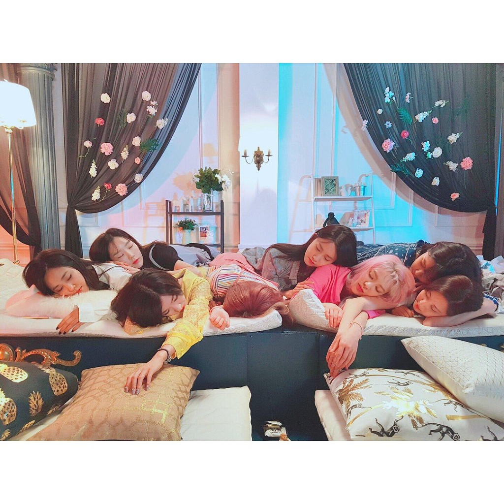 눕방이지만 눕방 같지않은 소녀시대 완전체 눕방 V앱.jpg | 인스티즈