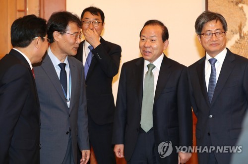 문재인 대통령님과 5부 인사 오찬.jpg | 인스티즈