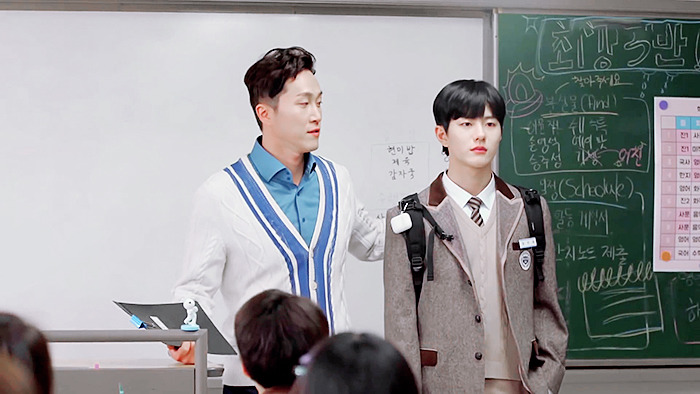 기억해..? 복도에서 떠들다.. 같이 혼나던 우리 둘... 기억 조작이 따로 없는 하이틴 웹드 | 인스티즈