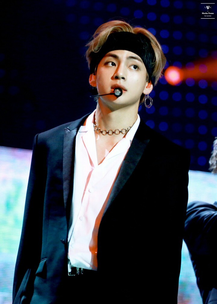 얼굴로 악세사리 존재감 하락시키는 방탄소년단 뷔.jpgif | 인스티즈