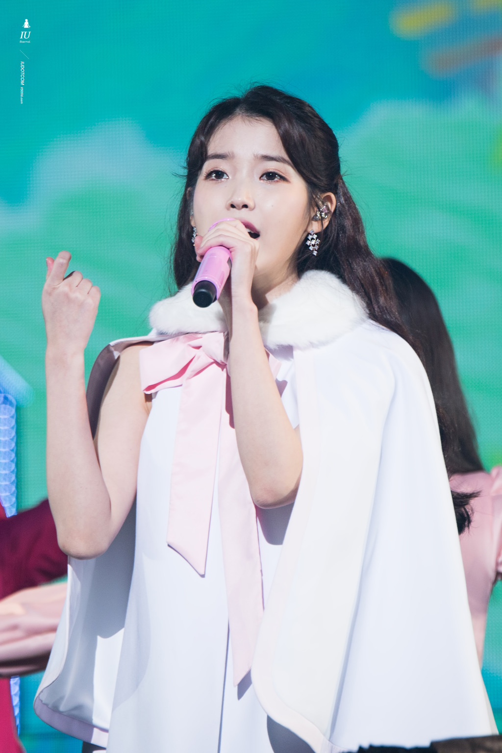 귀엽고 이쁜데 섹시하기까지한 아이유.jpgif | 인스티즈