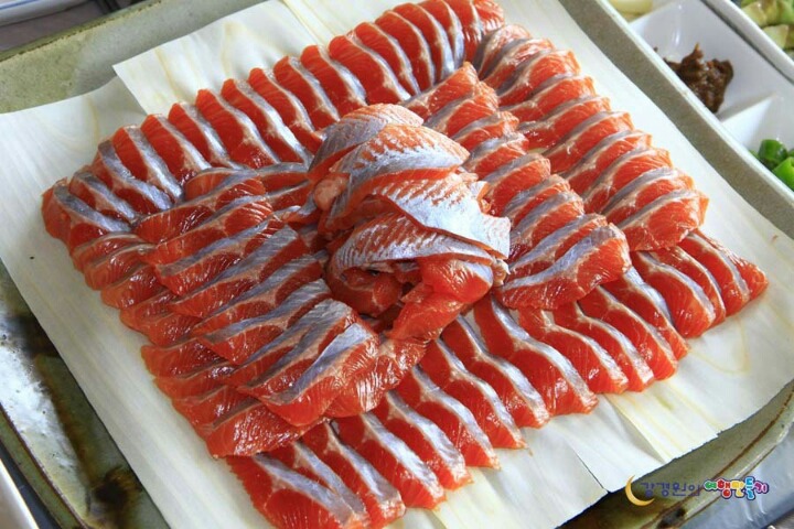 신선하고 맛있는! 송어회 (+사이드) gifjpg | 인스티즈